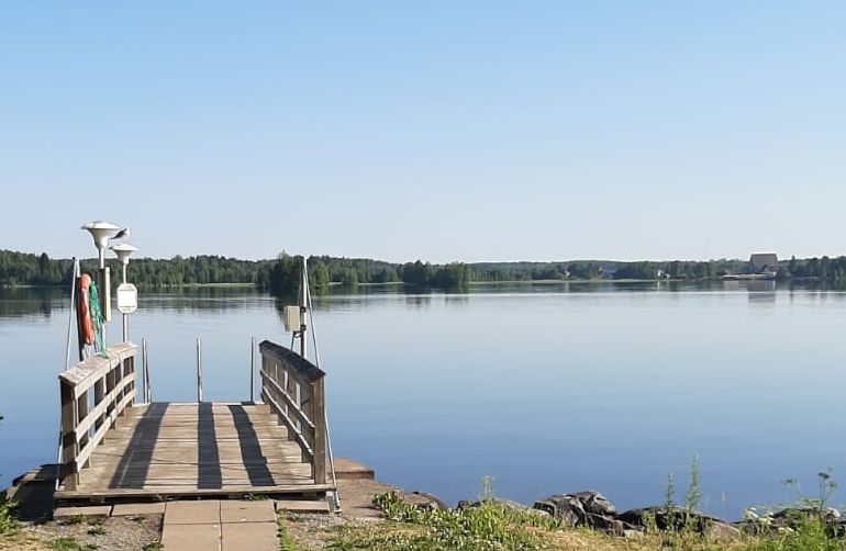 Vammalan rantasauna, kuvassa järvimaisema ja laituri.